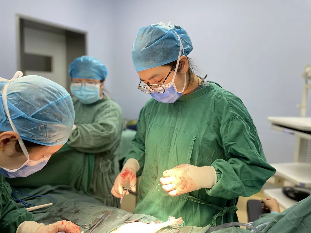邱琼逸在为产妇做手术