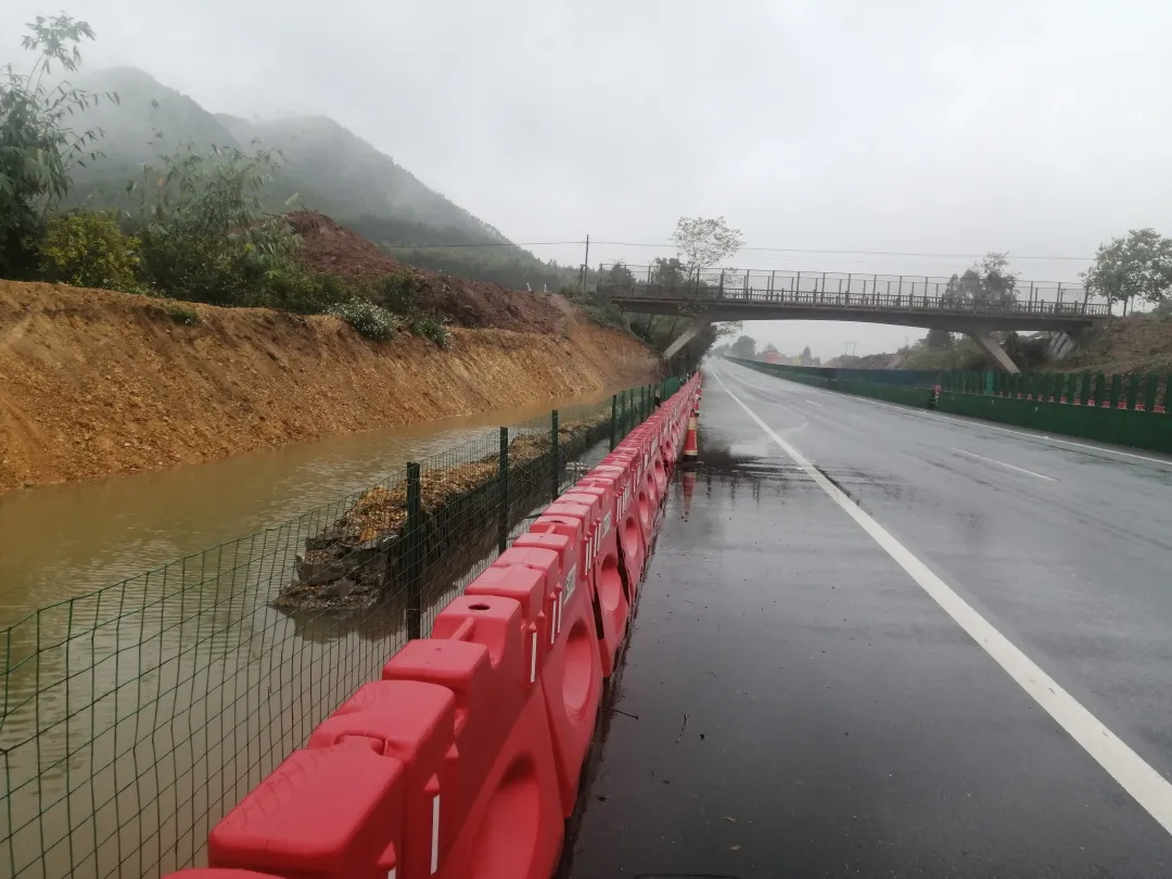  國道g72泉南高速桂柳段k1165 110雙向因施工緻涵洞等排水溝無法