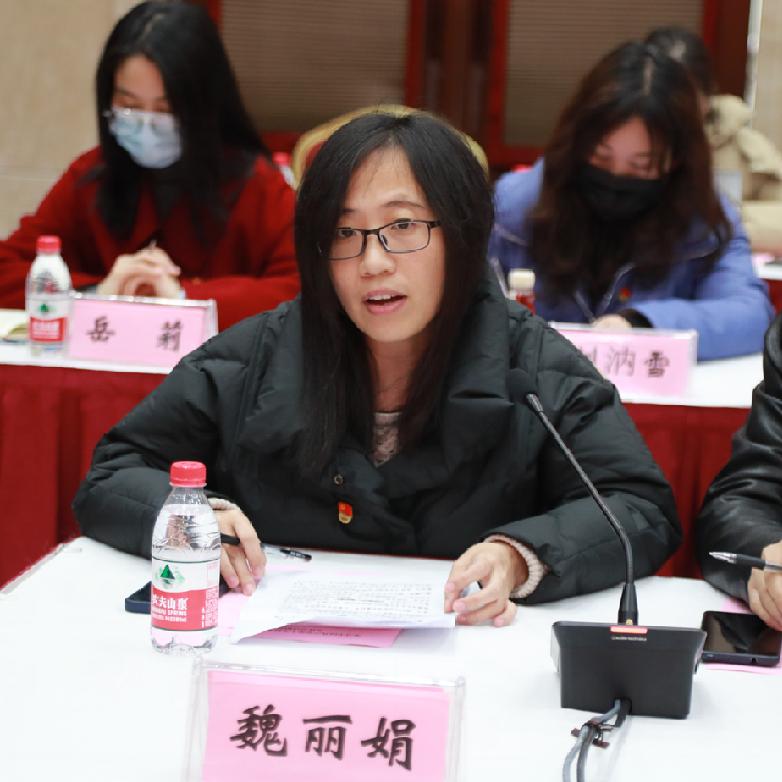 学校召开学习党的十九届六中全会精神座谈会