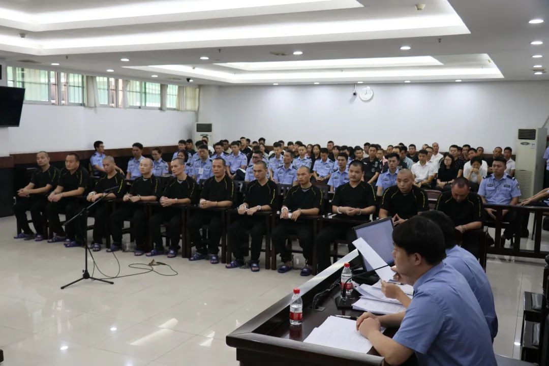 东莞市第二人民法院对邱亮远等11人强迫交易恶势力犯罪集团一案进行