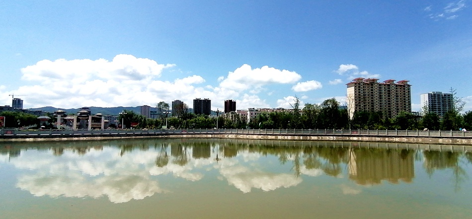 甘肃清水半城山水一城绿三季花香四季春