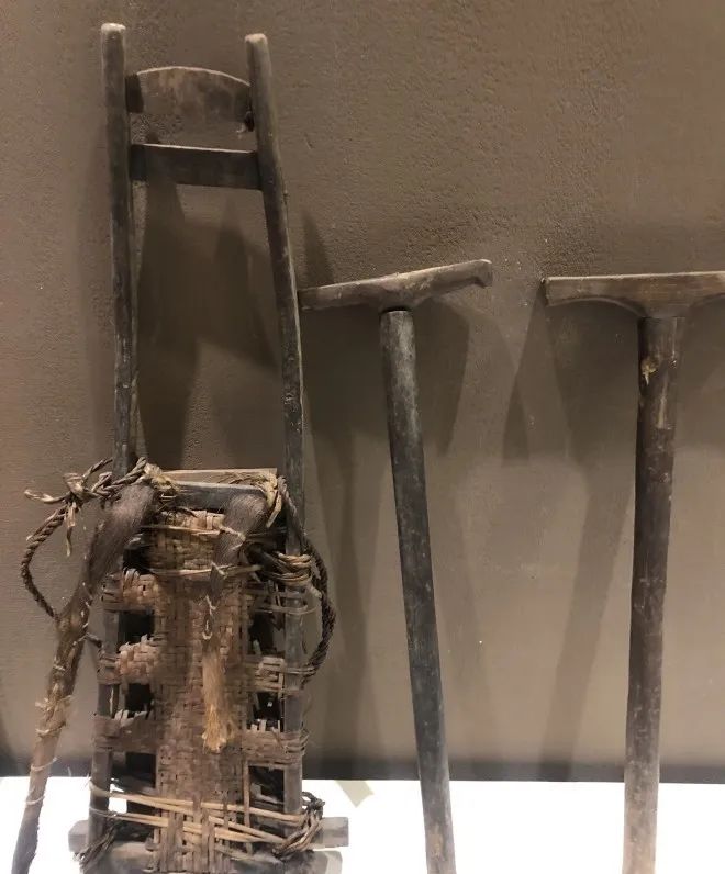 背夹子主要由两部分组成,前面的部分有两根上端相同稍弯曲的直径3公分