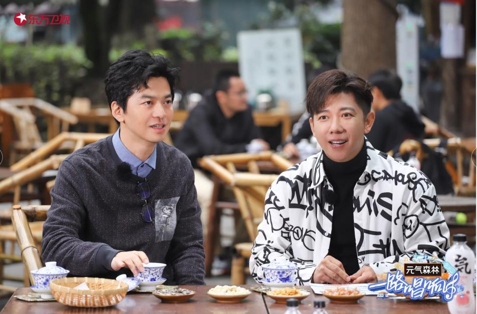 宝藏综艺开播,李健金句冲上热搜:"拒绝成都就是拒绝生活"