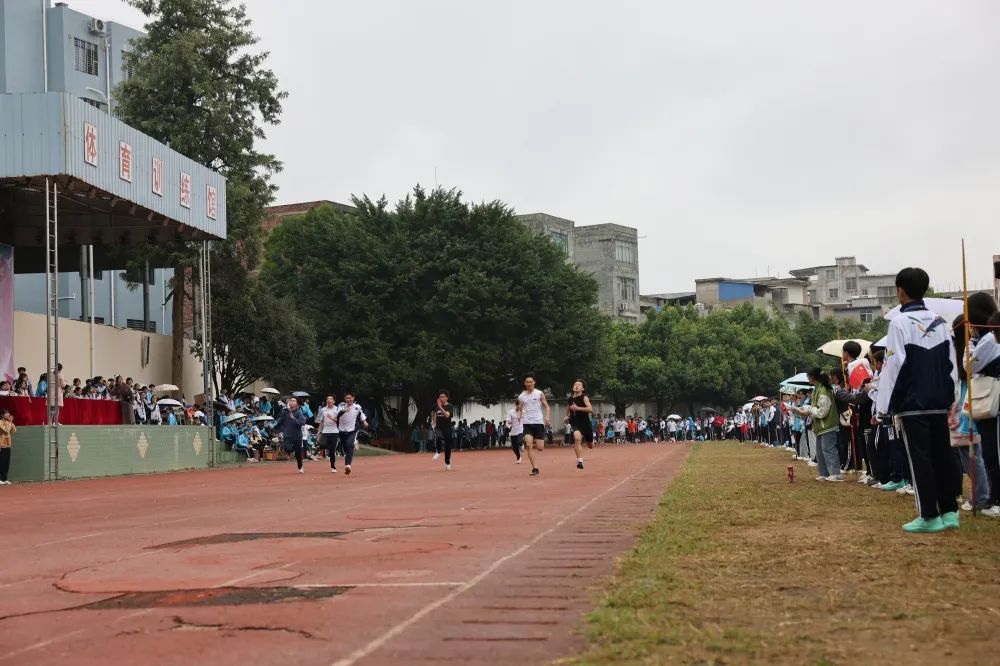 武宣县中学校长黄振辉在致辞中表示,学校通过平台和活动,努力把同学们