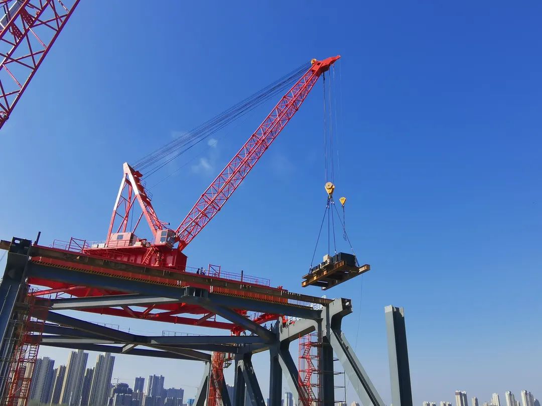 2019年,中鐵九橋又研製了國內最大起重量100噸爬坡式架樑起重機,該