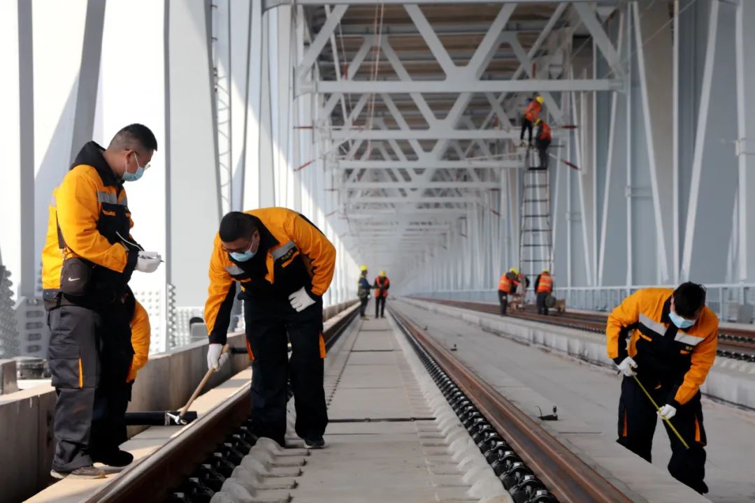 新建,改(擴)建車站7個,其中鄭州東站為既有車站,改擴建既有新鄉東站