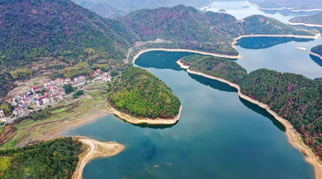 山清水秀层林尽染秋日横锦水库景色如画