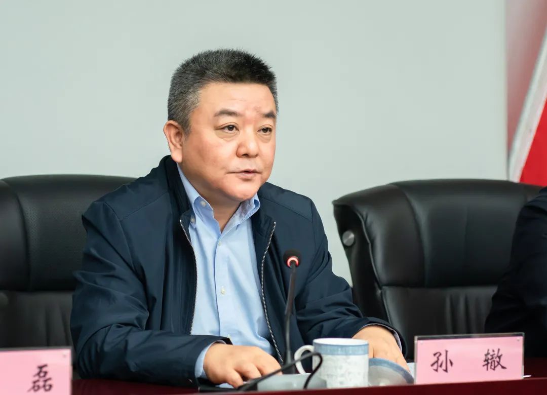 会上,申晓勇宣读了泰州市委关于医药高新区法院主要负责同志职务调整