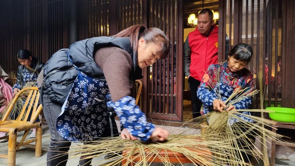 帽美如花编人生精神手艺共传承手编草帽技能大赛在革命老区亭旁举办