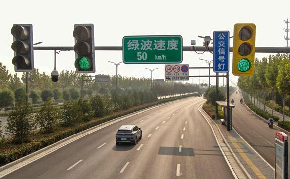 支队对新伊大街实施了"绿波"控制调整,只要驾驶员按照绿波速度行驶,大