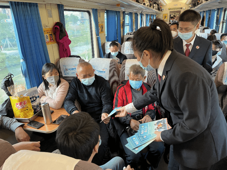 当日16时3分,驶向三亚的z201次列车缓缓从广州站开出,由广州客运段