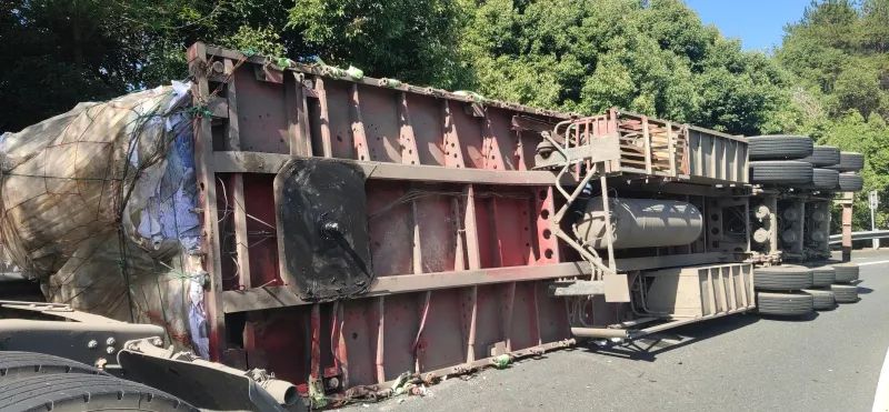 重型平板半挂车侧翻司机说已经快到了自嘲运气太好了