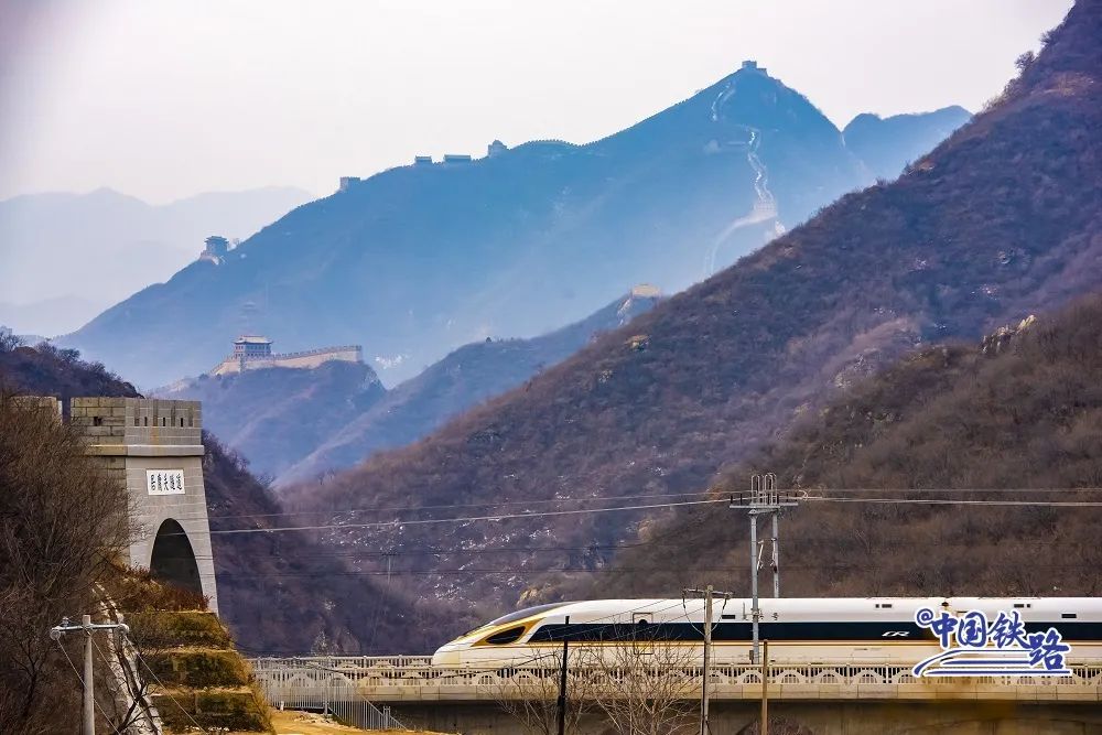 公里的智能高铁,复兴号动车组穿过最大埋深102米的八达岭长城高铁站