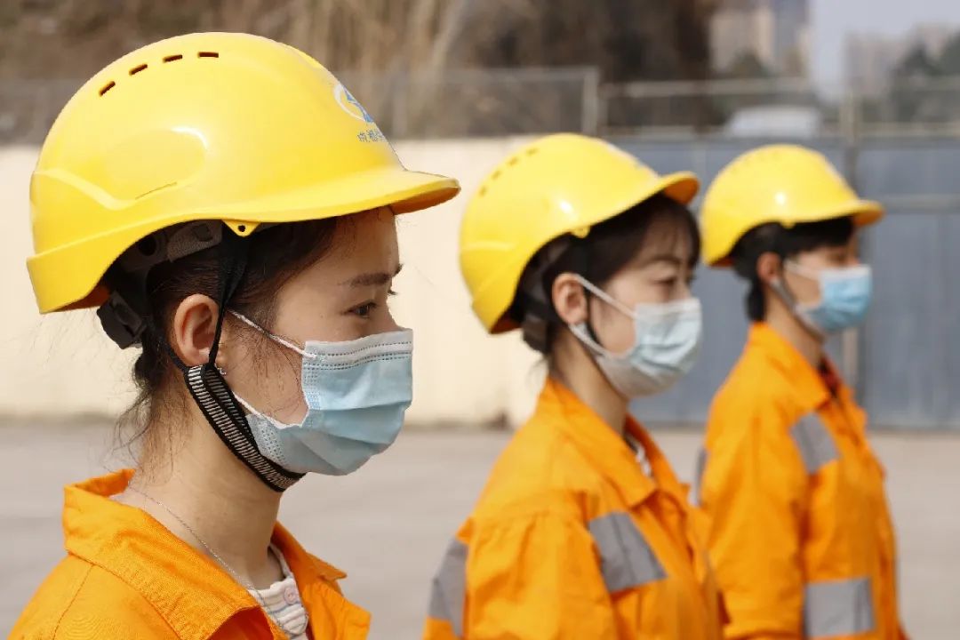 有网友说想看铁路小姐姐们今天她们来了