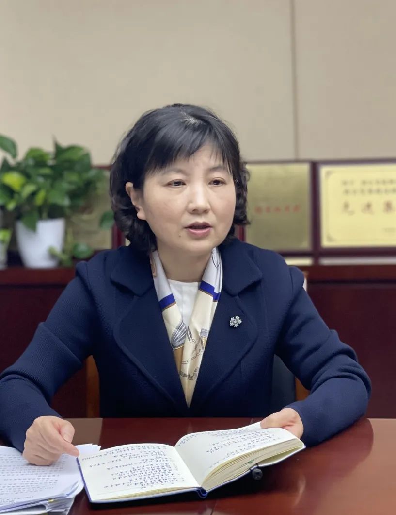 胡伟委托,市委会专职副主委兼秘书长吴静主持召开全体机关干部会议