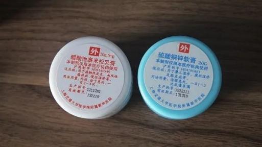 对于儿童湿疹,我院皮肤科常用的是混合激素涂抹法,即硫酸铜锌