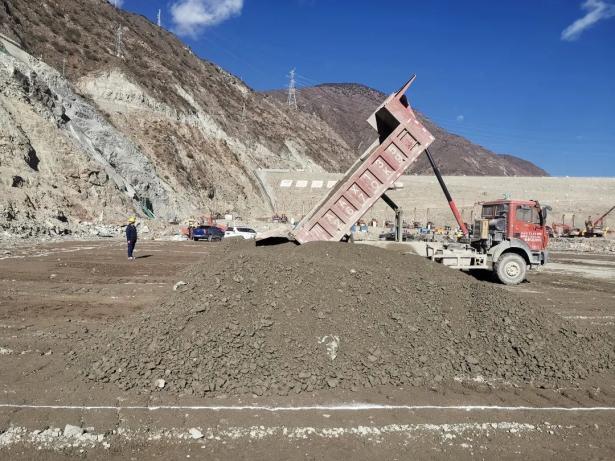 大干第四季度丨中国安能第三工程局巴塘项目部大坝填筑施工正式拉开