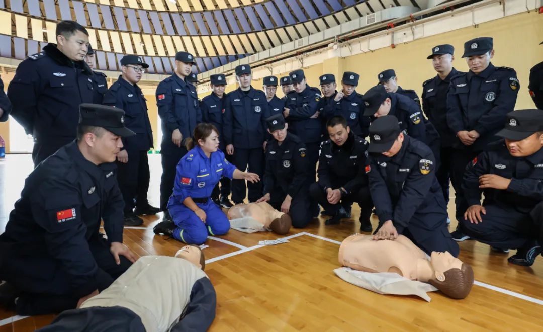 蓝天救援队为镇赉县公安局新招录辅警传授急救知识