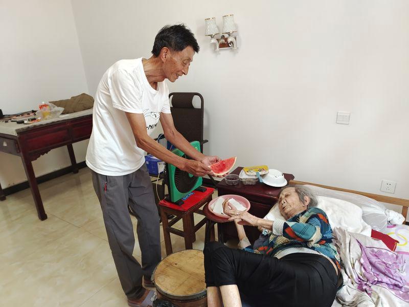 张荣福今年73岁,依然无微不至地照顾着102岁的母亲孔香花.