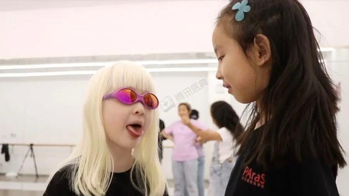 6岁女孩一头白发被叫“怪物”，为对抗歧视，她踏上秀台