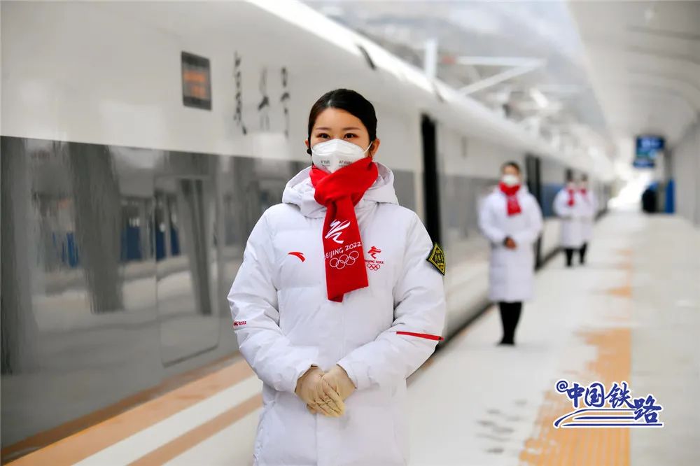 身穿雪白羽绒服复兴号试跑新线乘务员盛装亮相