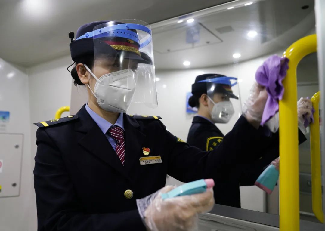 当前的重点工作乘务员们出乘前 要检查疫情应急处理包 这里面装着口罩