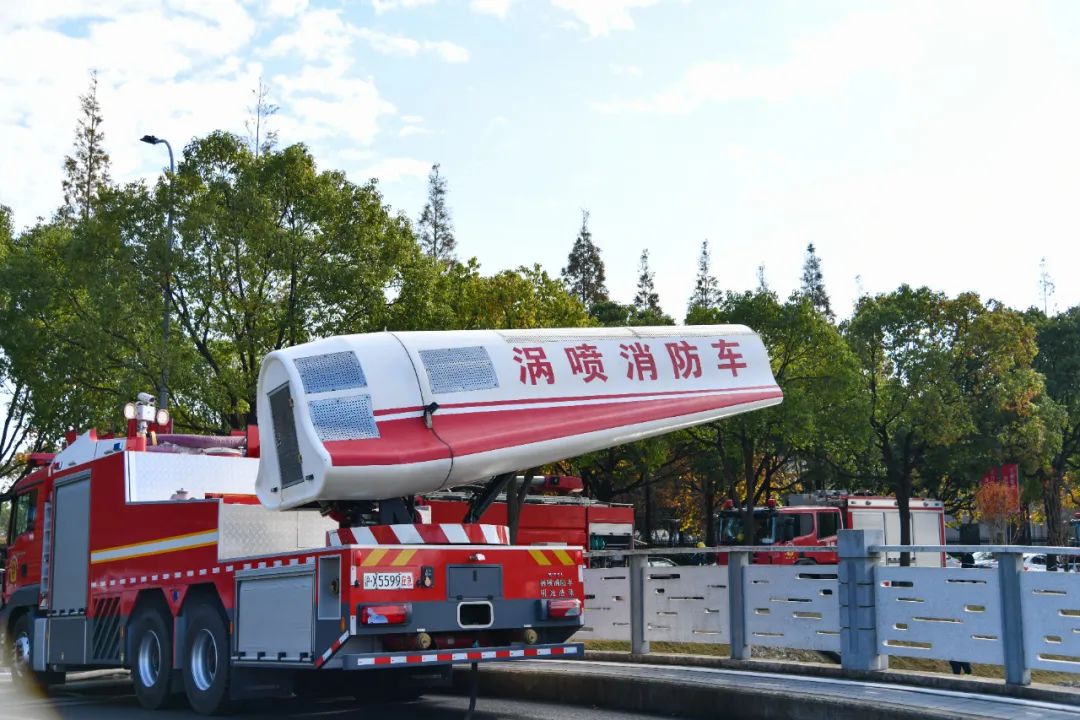 机器狗涡喷消防车今天金山这场活动吸引了