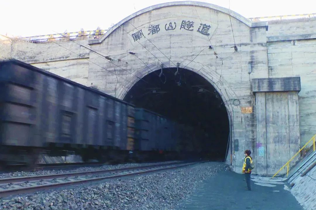 作为大秦铁路西煤东运的必经之路,军都山隧道1985年1月正式开工,1989