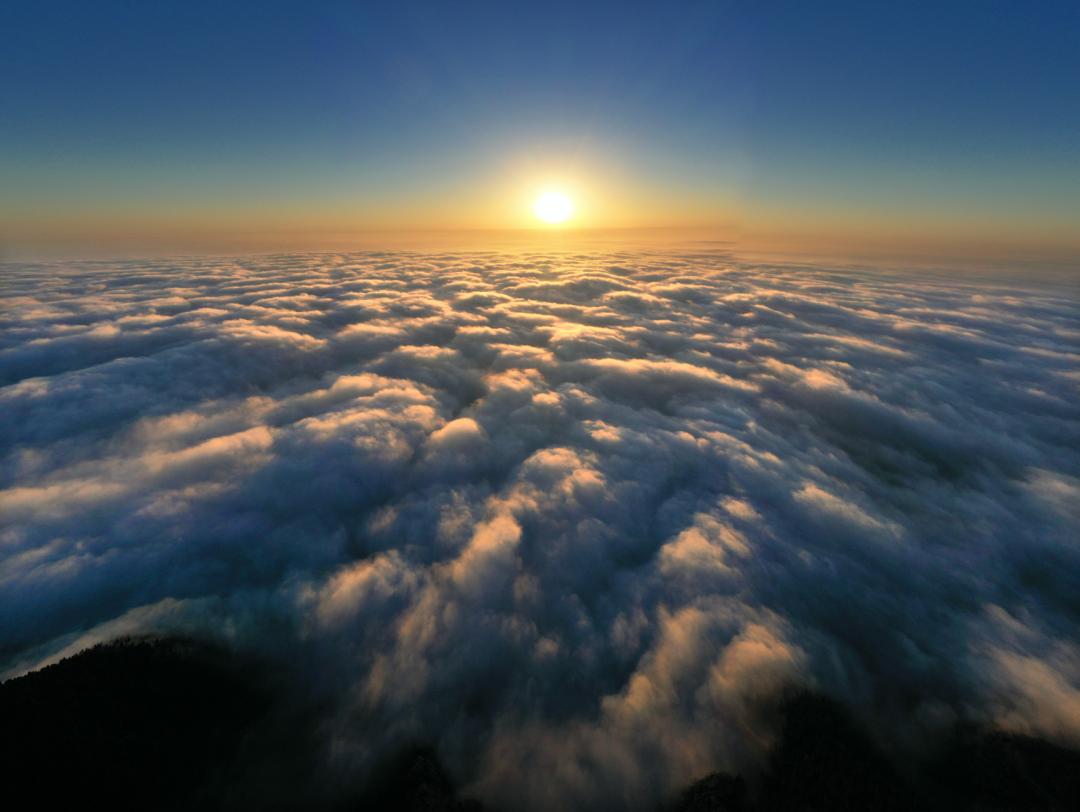 初冬时节渝北华蓥山现罕见壮丽云海景观