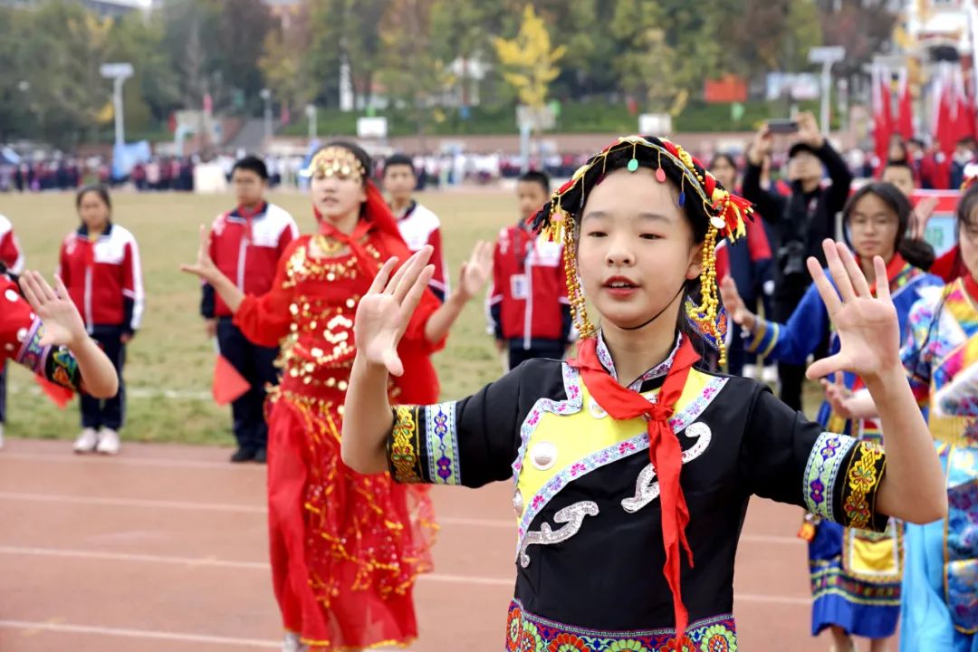 五中學生在網上與全國10多所學校的學生一起,與中國工程院院士李建剛