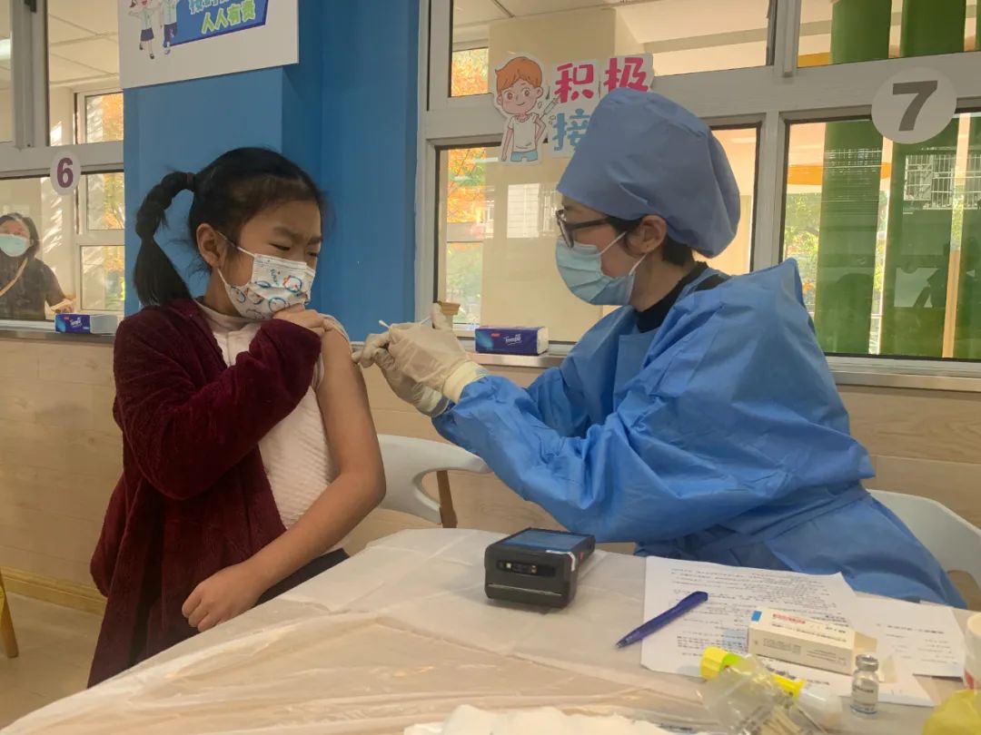 探访小学生疫苗接种现场气氛轻松温馨