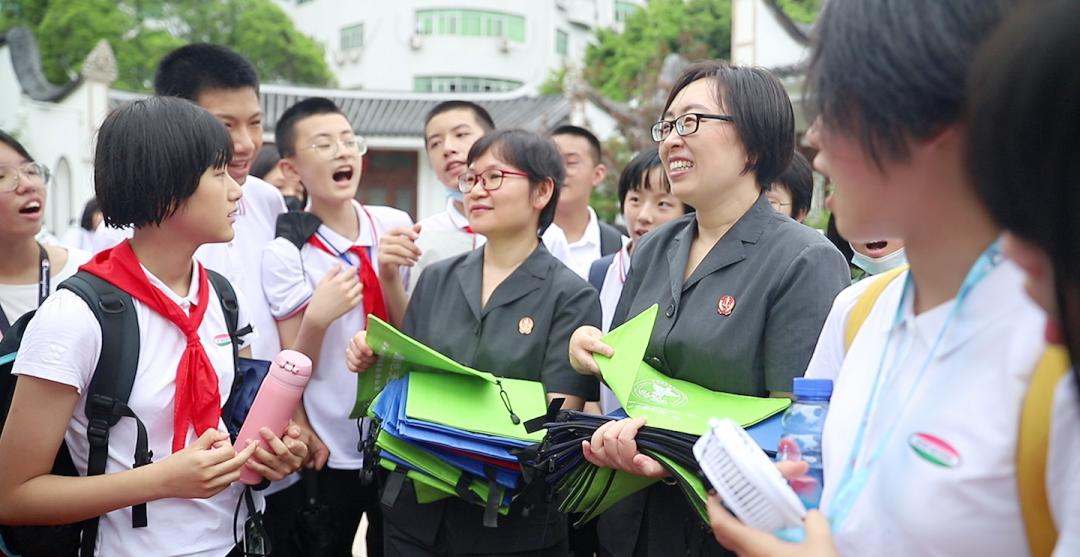 2021年4月,一群初中生來到鼓樓法院,通過