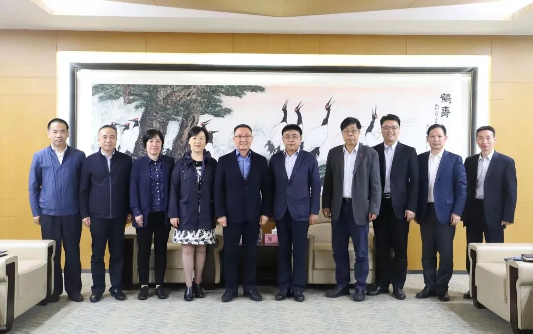 统战部部长,区政协党组副书记秦丽萍,区政协党组成员俞晓红,施斌陪同
