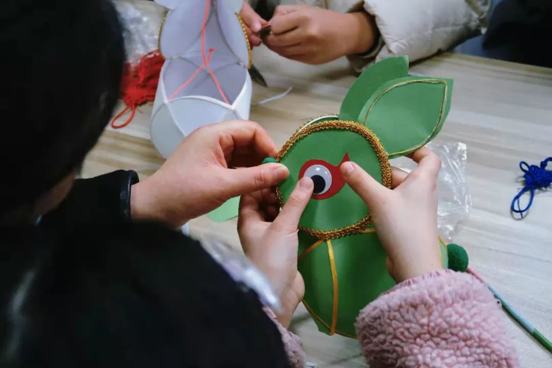 兔子灯是一种古老的汉族传统手工艺品,人们把兔子视为吉祥之物,兔子灯