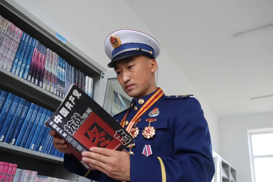 重温队伍组建,创业,发展的历史画卷,三级消防士马杰说:"对照忠诚卫士