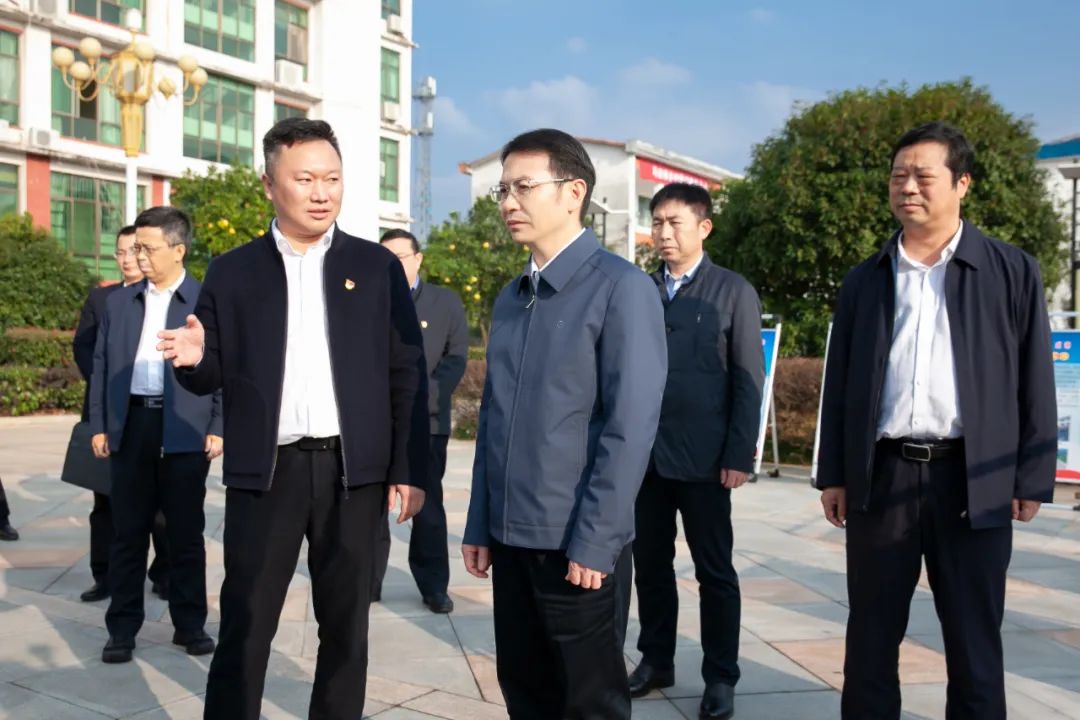 黄喜忠在余江区宣讲党的十九届六中全会精神并调研扫黑除恶斗争