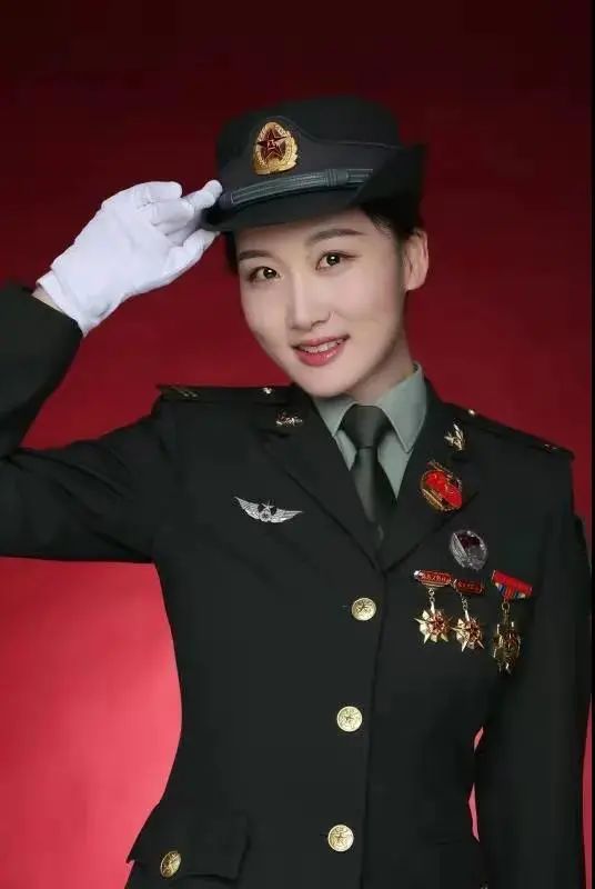 唐烁,现为经济学院2018级本科生,曾服役于北京卫戍区中国人民解放军