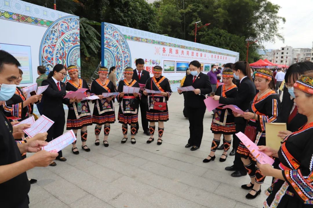 多图平南县国安马练瑶乡盘王节里的法治盛宴