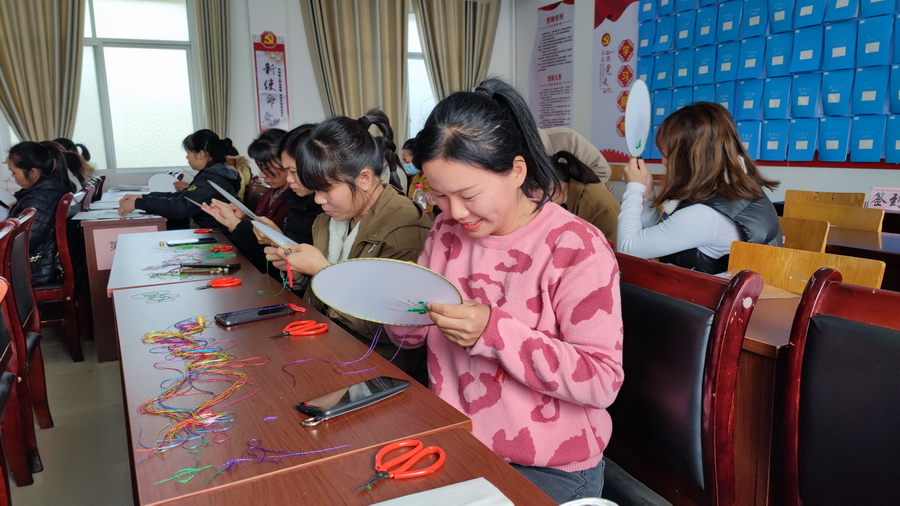 天河镇中青年妇女参加仫佬族刺绣培训