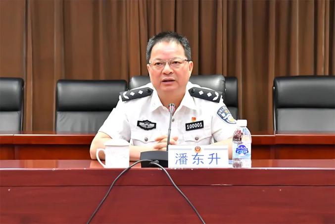 教育整顿公安英模用生命守护平安的公安局长