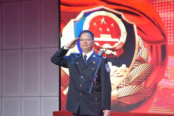 教育整顿公安英模用生命守护平安的公安局长