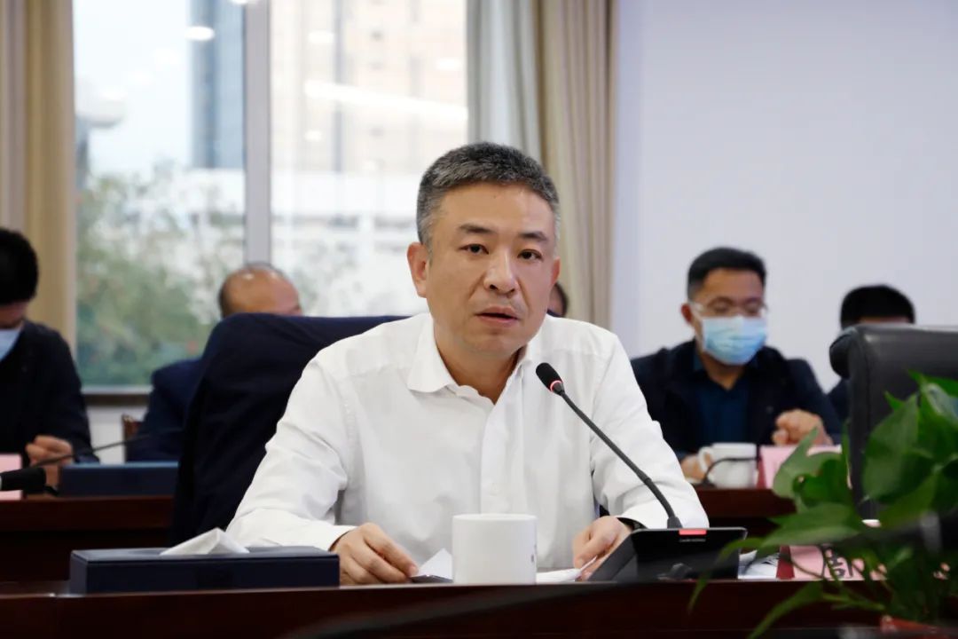 周凡主持召开全区当前重点工作调度会