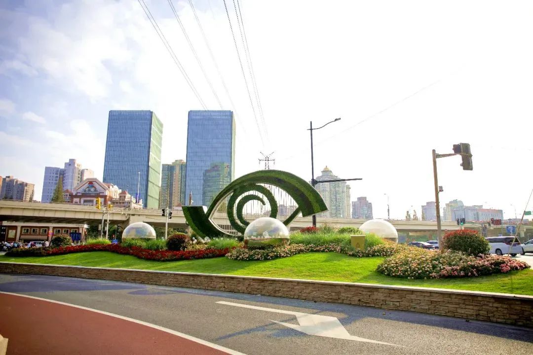 虹桥路上这个新景点太亮眼