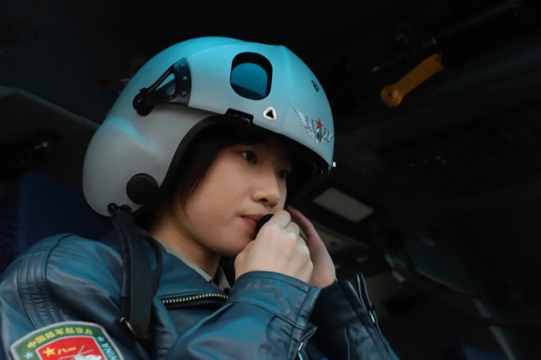 "↓↓↓点击下方观看视频其中两名是陆军首批自主培养的女飞行员.