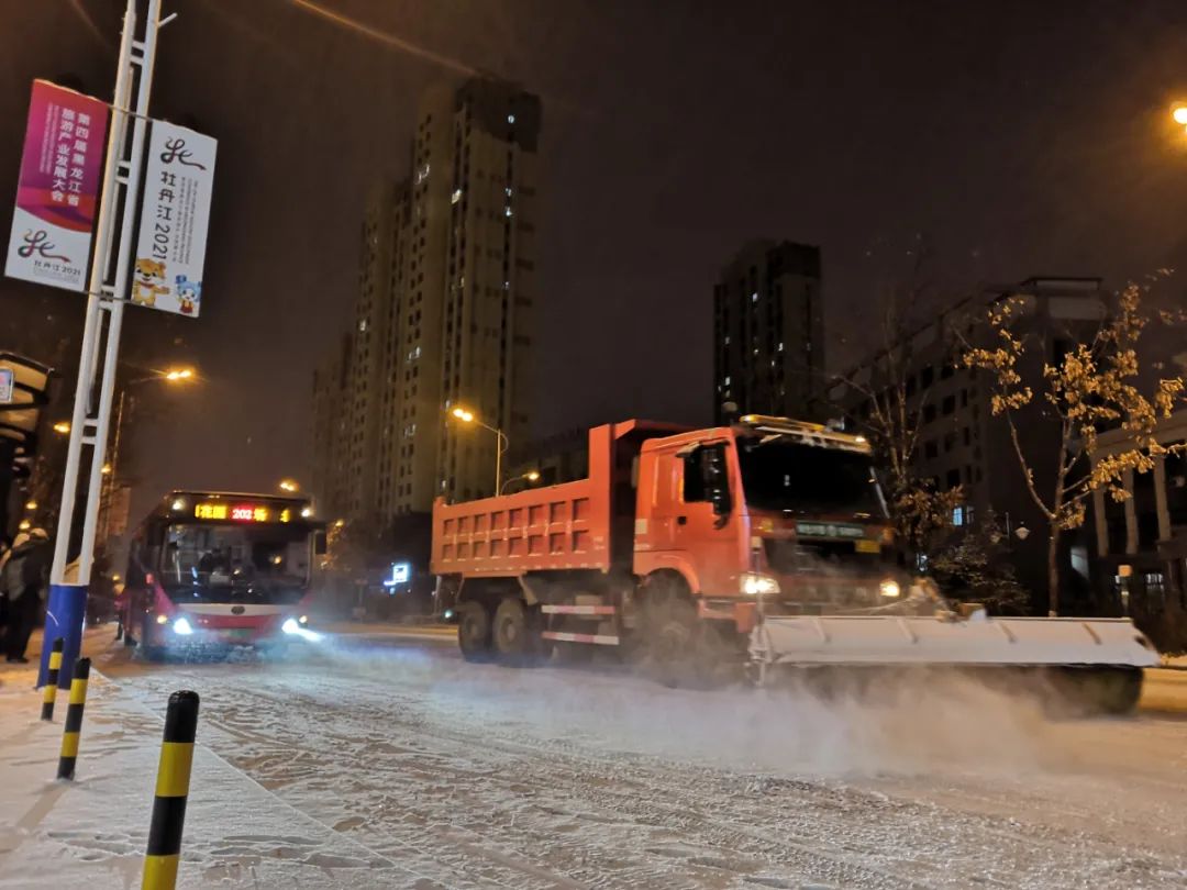 千餘環衛工百臺機器晝夜清雪保暢通