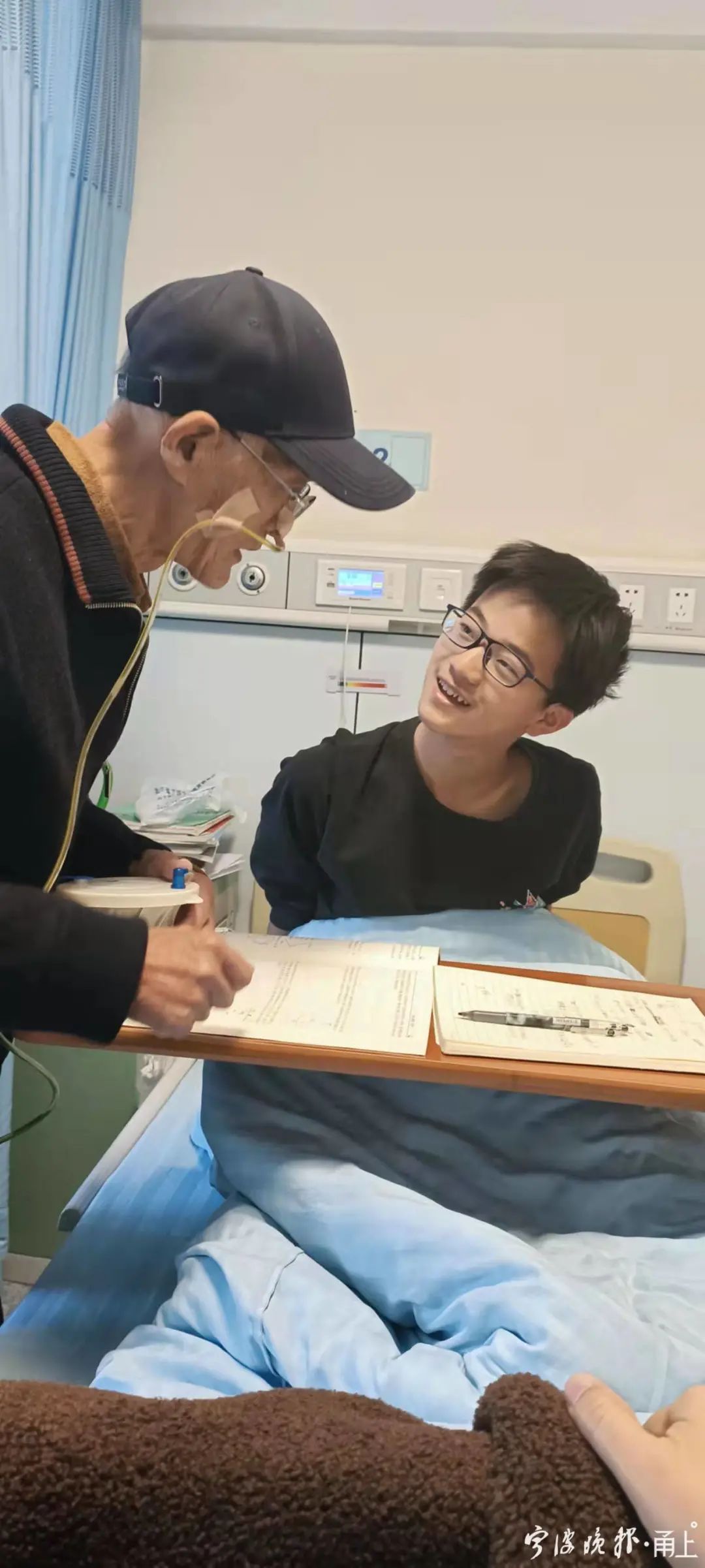 病房里78岁的老教授插着胃管开讲了