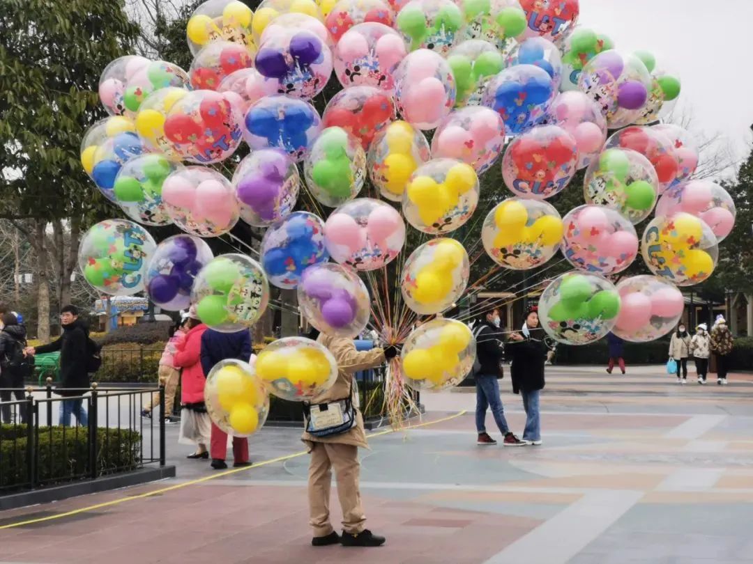 升放气球市场已大幅萎缩,但在上海这座特大型城市,经济生产活动密