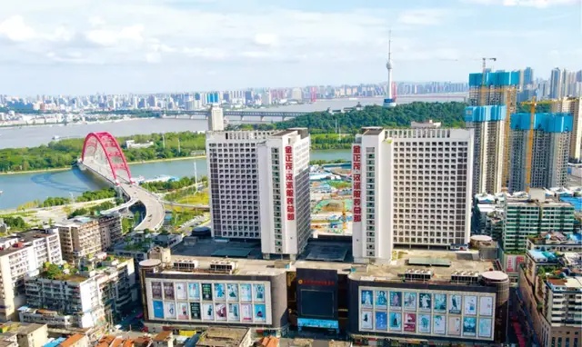 金正茂·汉派服装总部参展武汉电博会