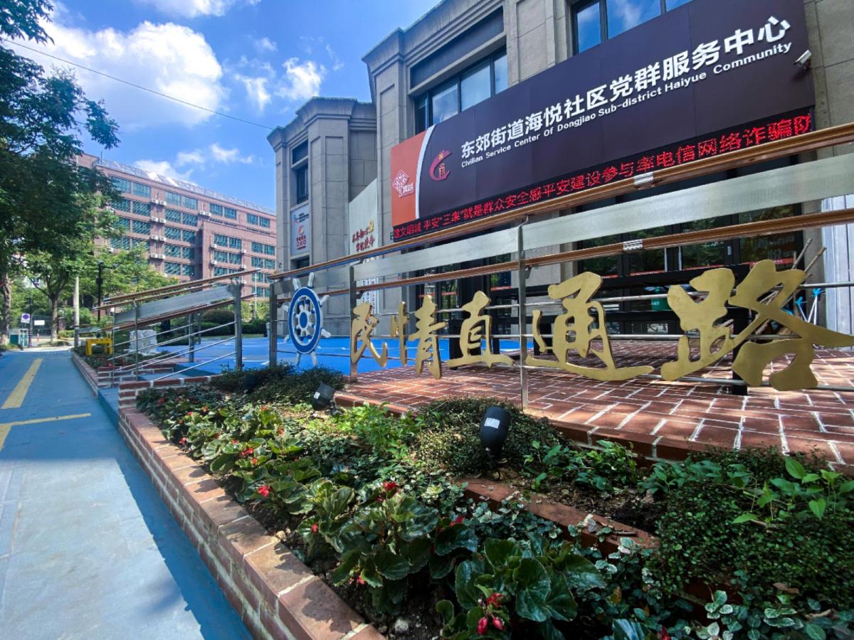 无独有偶,曾经杂草丛生的钟公庙街道后庙社区半岛名邸小区西北角,近段