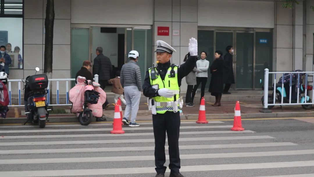 他是我心中最美的交警叔叔寻找长沙最美基层民警